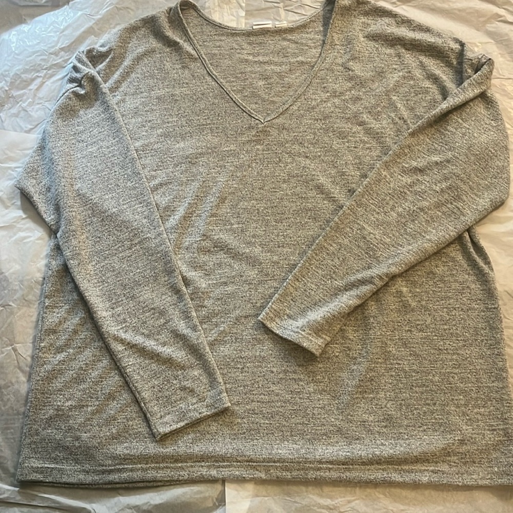 GAP gray long sleeve v-neck